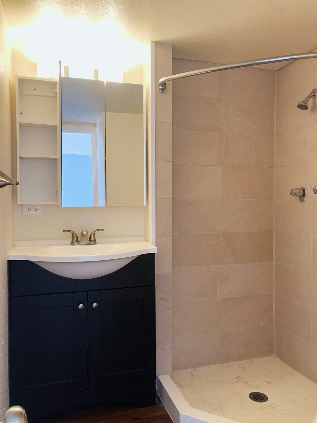 Kewalo_Bathroom_Studio