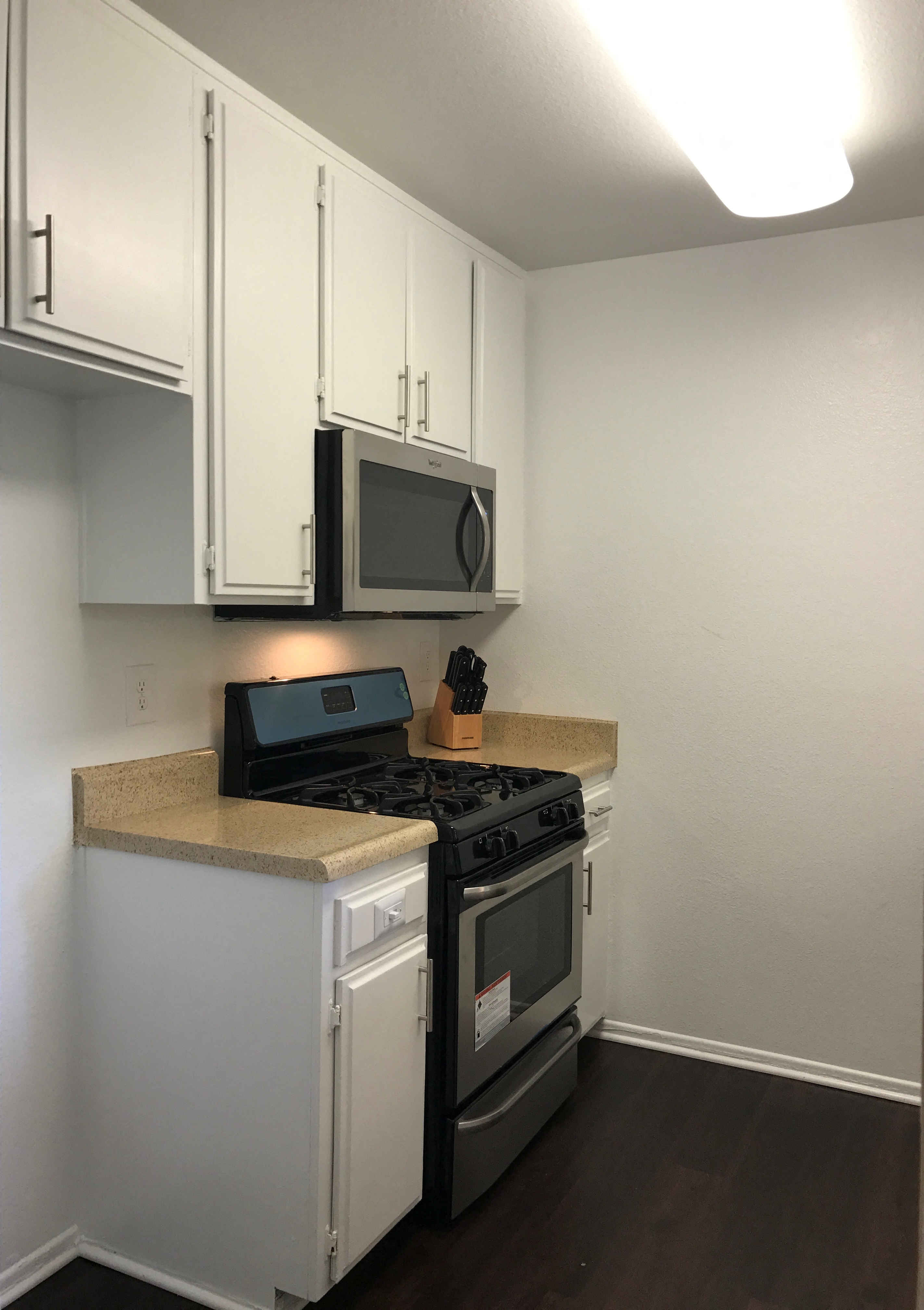 Woodman Lassen Apartments kitchen with appliances