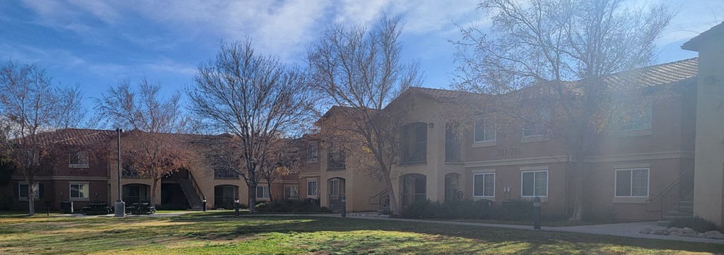 Larkspur Apartments courtyard