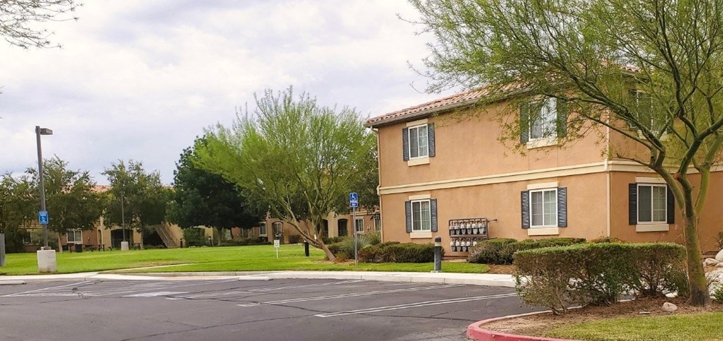 Larkspur Village parking