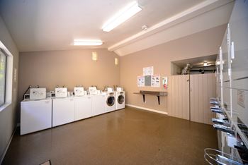 Tierra Del Sol laundry room