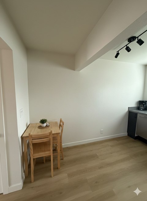 Laura Apartments Studio Dining Area