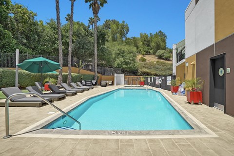 Legado Encino Sparkling Pool