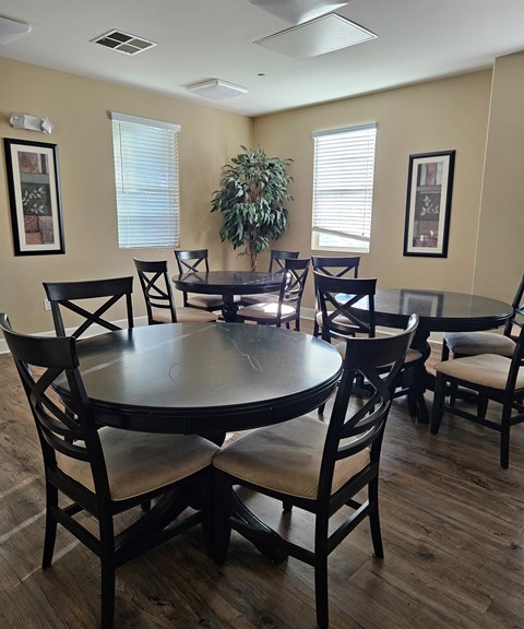 A dining room with a round table and chairs.