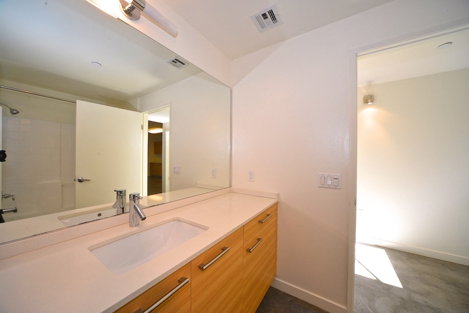Mar Vista Lofts - Bathroom