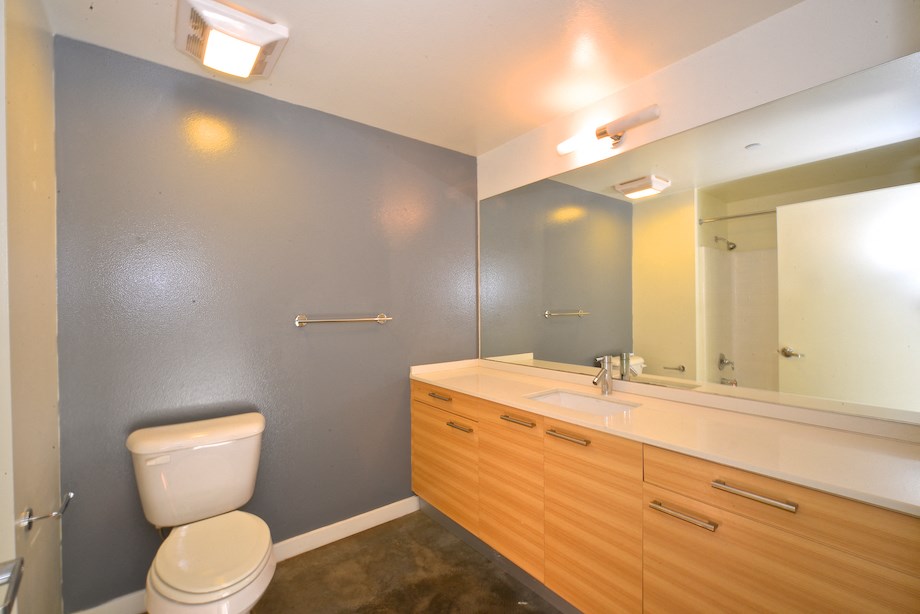 Mar Vista Lofts - Bathroom