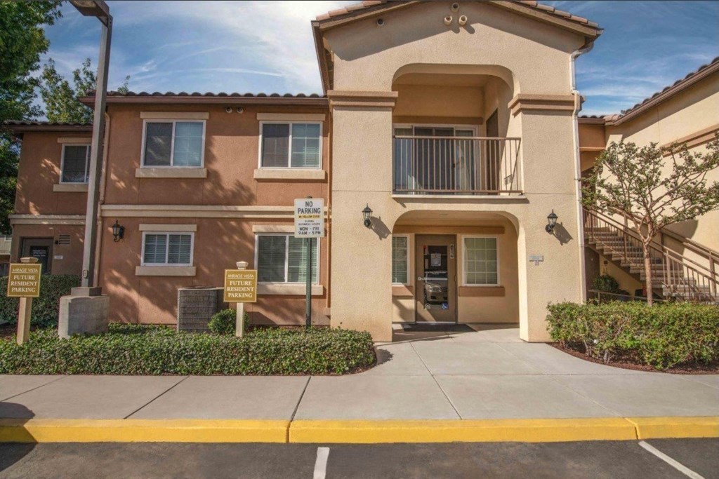 Mirage Vista leasing office