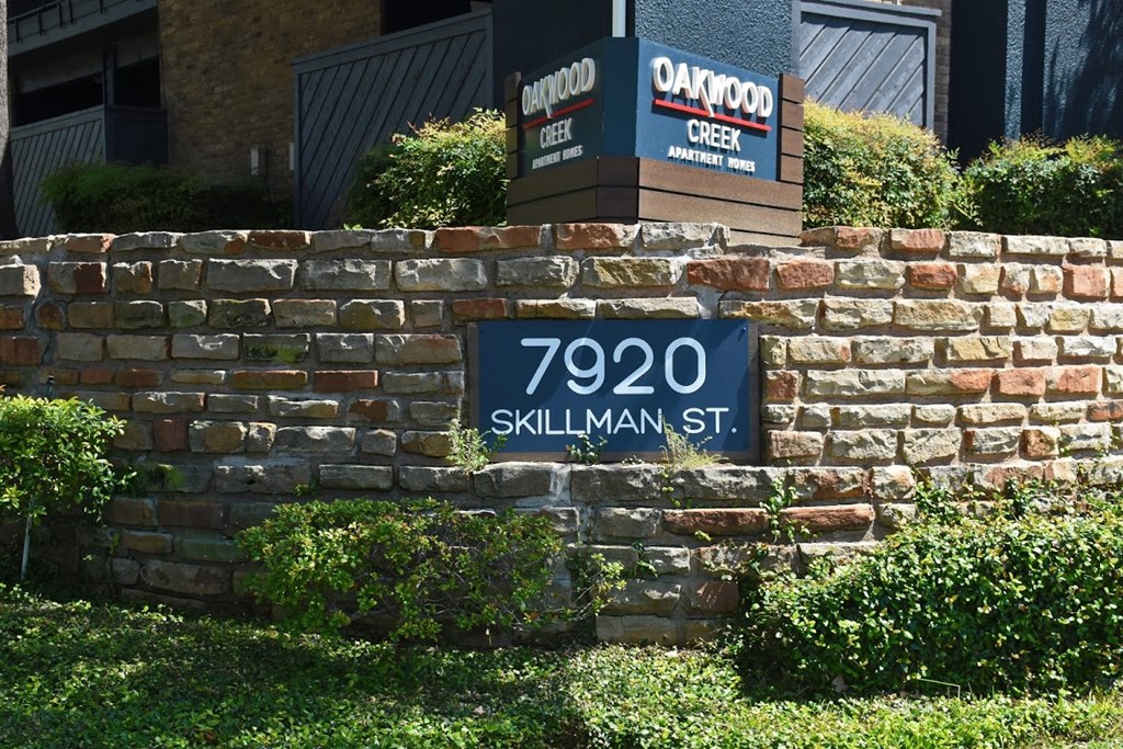 Oakwood Creek Apartments signage