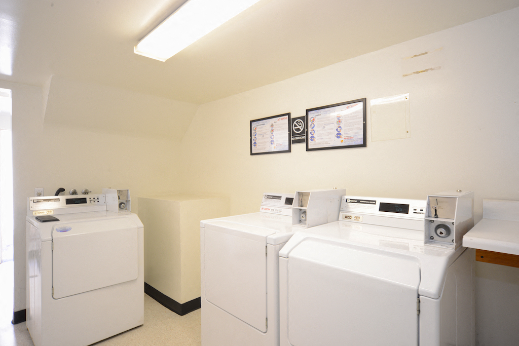 13558 Moorpark Apartments laundry facilities