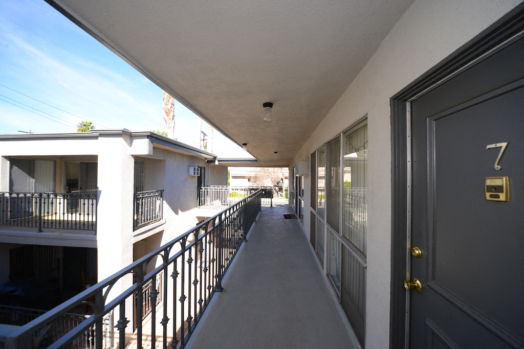 13558 Moorpark Apartments exterior building walkway