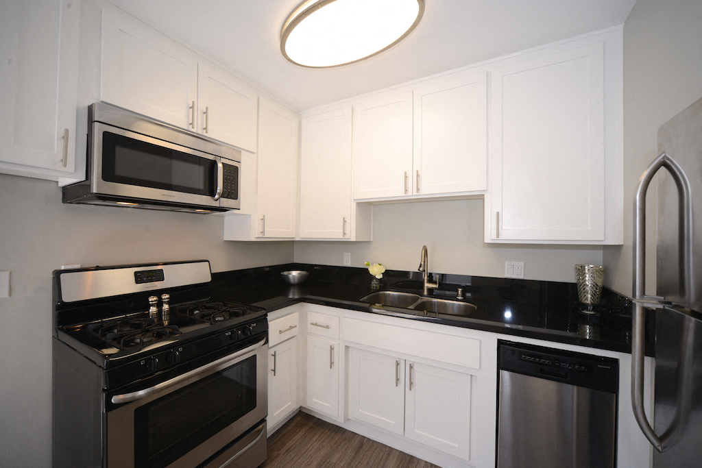 13558 Moorpark Apartments kitchen area with appliances
