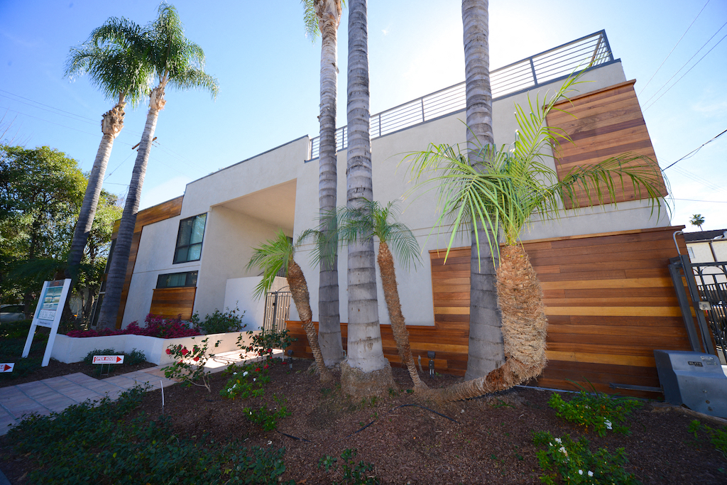 13558 Moorpark Apartments exterior building palm trees