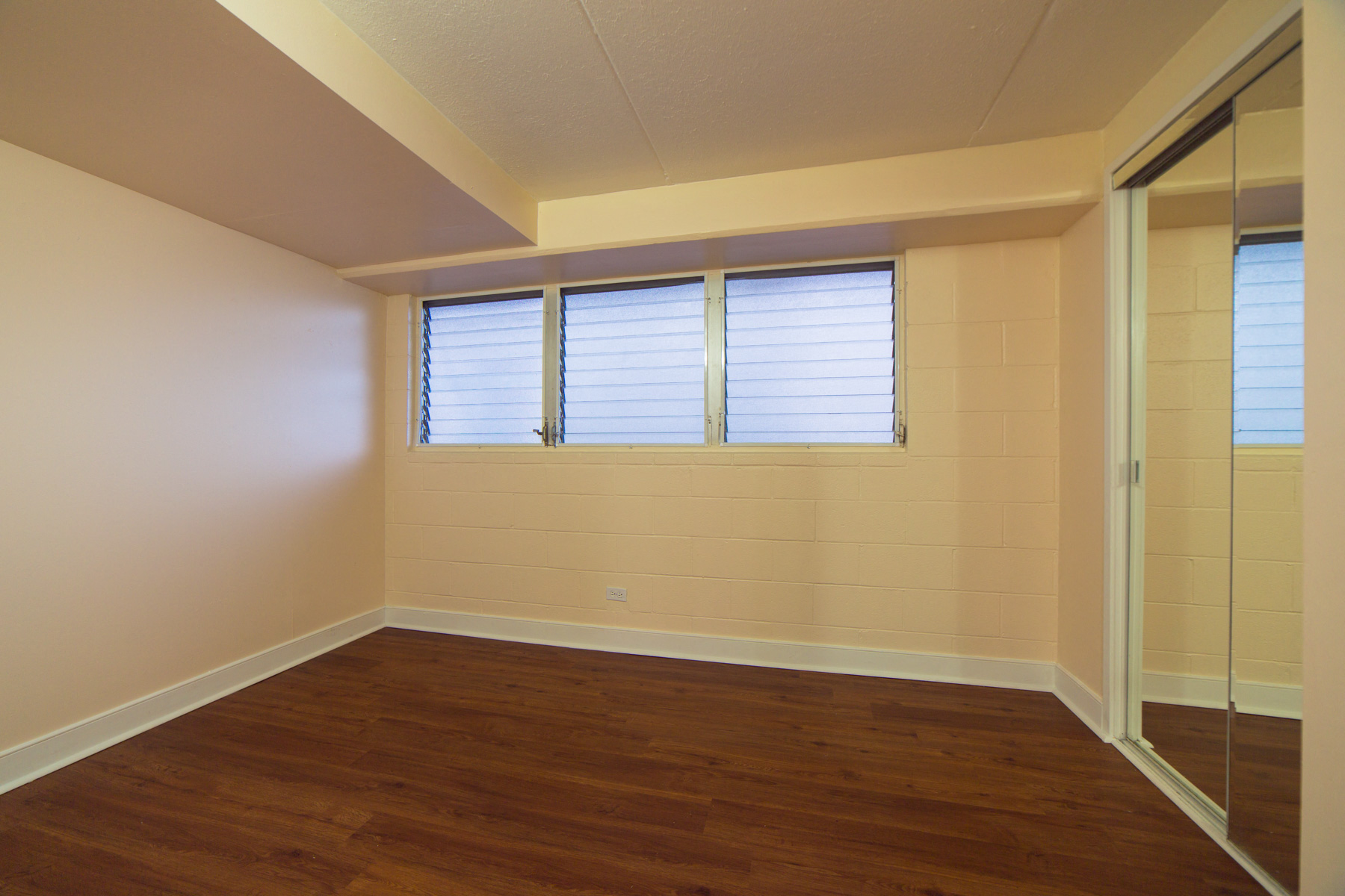 Napili Towers bedroom with mirror doored closet