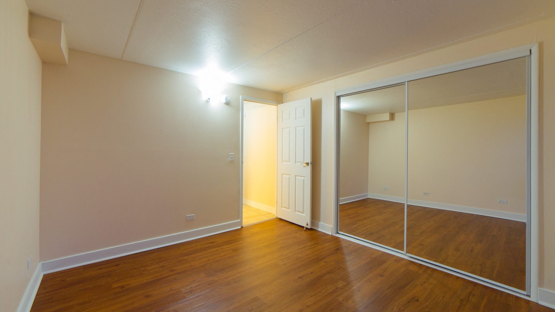 Napili Towers bedroom with mirror doored closet