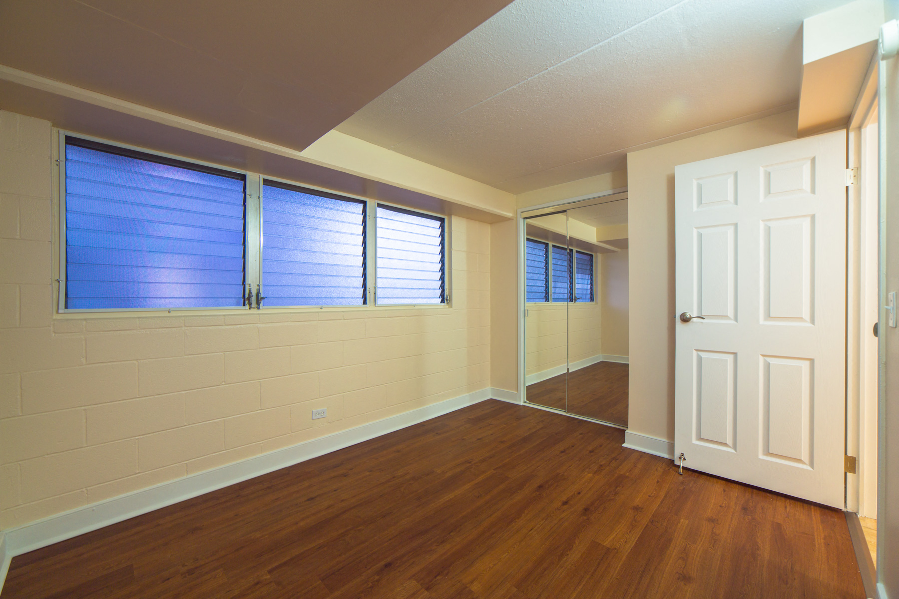 Napili Towers bedroom with mirror doored closet