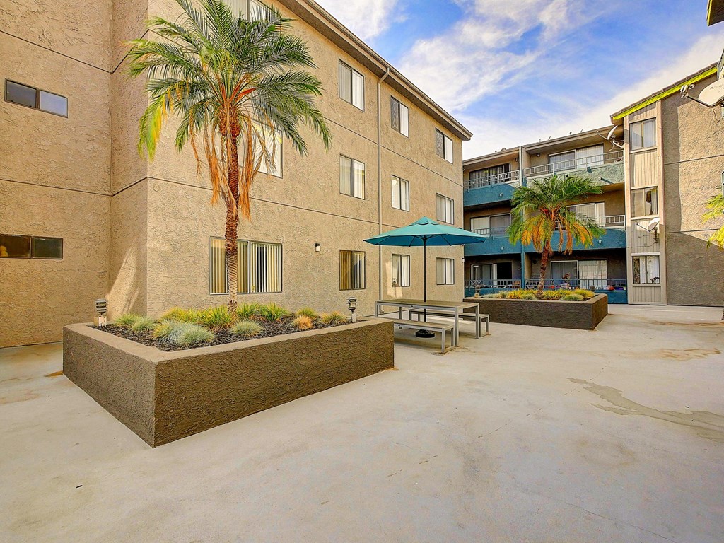 NoHoCentre_ExteriorCourtyard