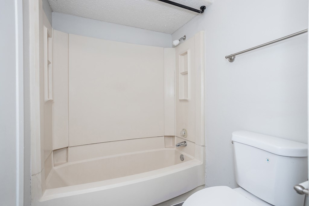 Oak Tree Village Bathroom (3 Bedroom)