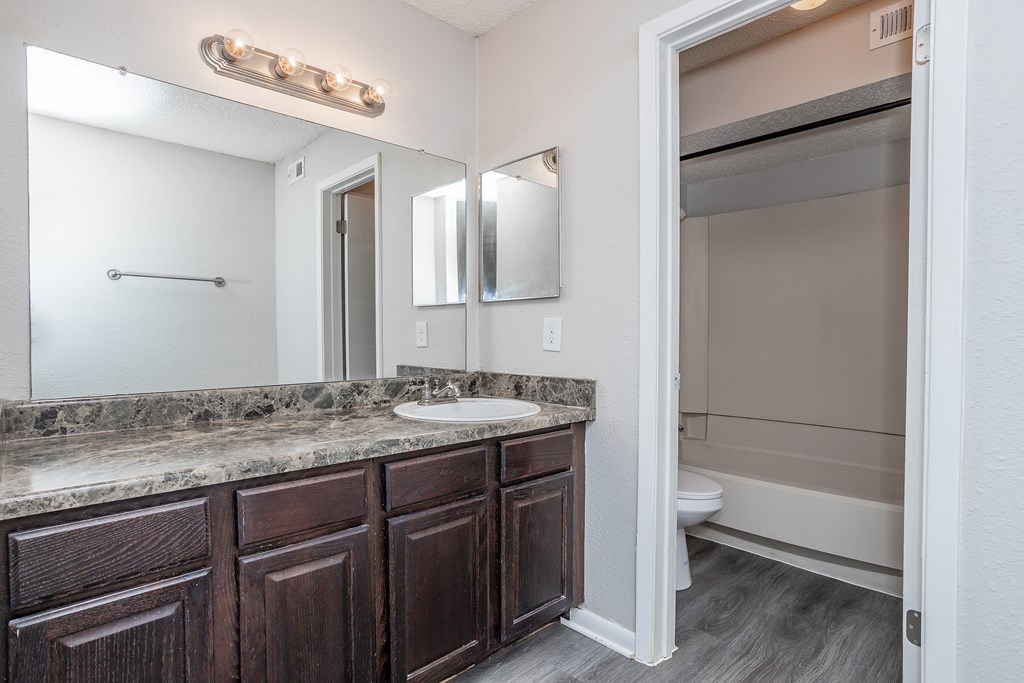 Oak Tree Village Bathroom (3 Bedroom)