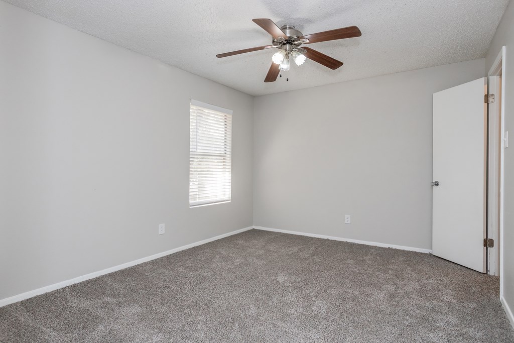 Oak Tree Village Bedroom  (3 Bedroom)