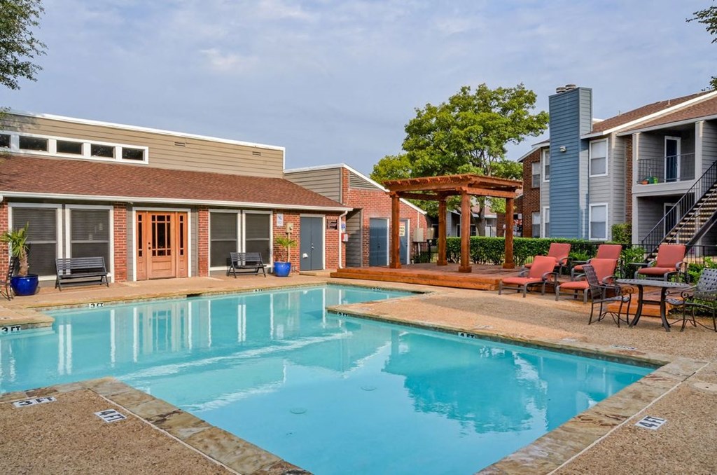 Oak Tree Village Apartments Pool