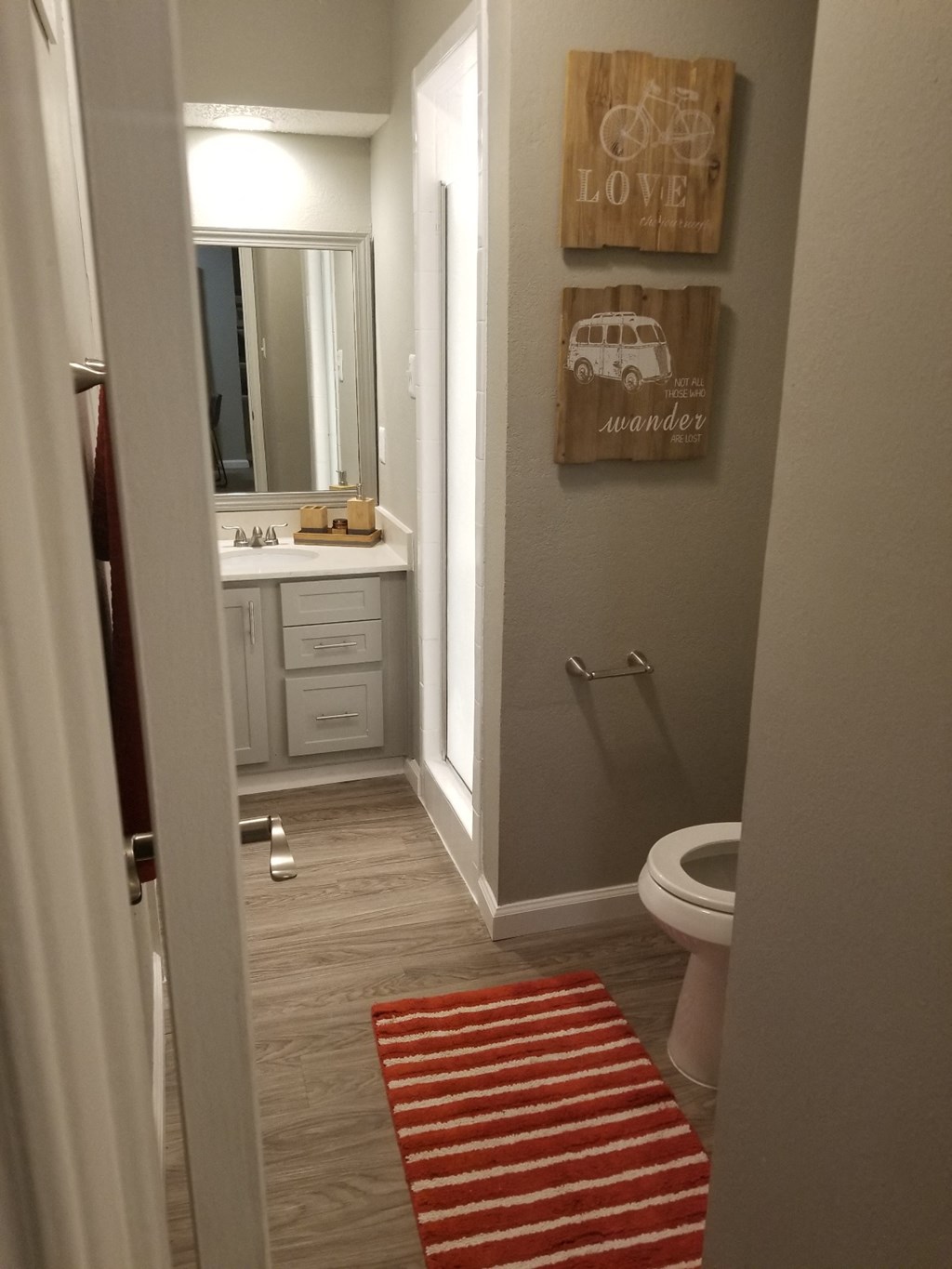 Oakwood Creek Apartments bathroom with decor