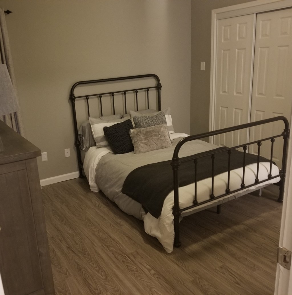 Oakwood Creek Apartments bedroom with decor