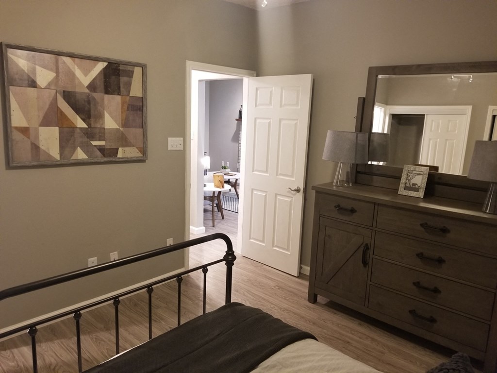 Oakwood Creek Apartments bedroom with decor