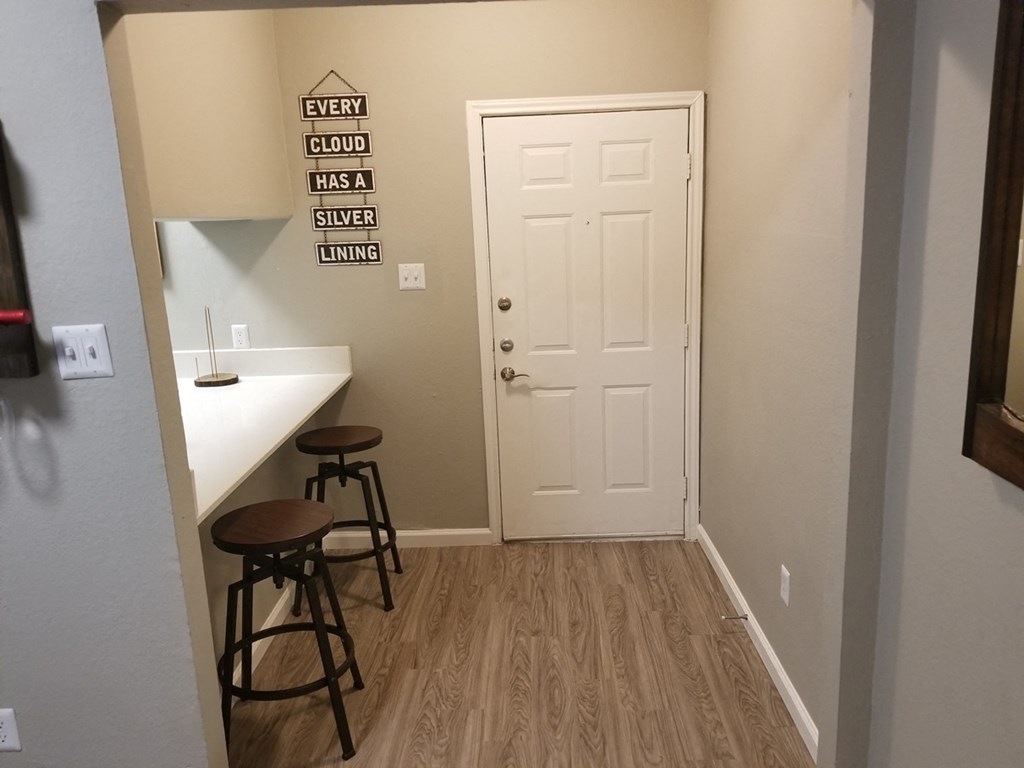 Oakwood Creek Apartments entryway and breakfast bar