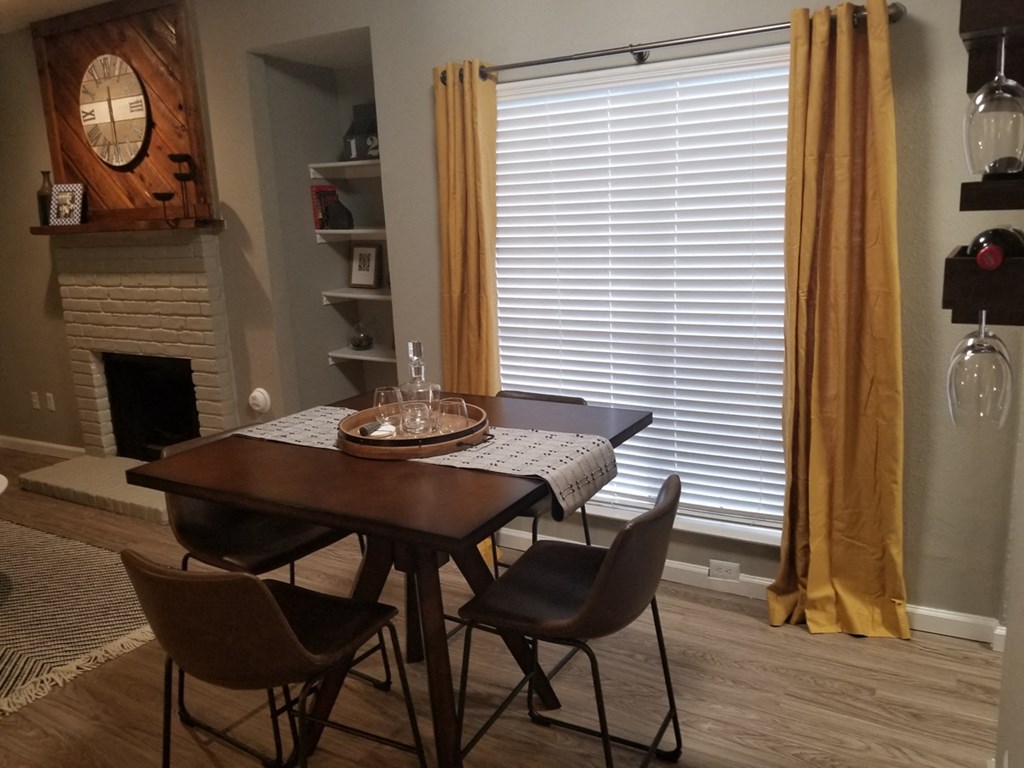 Oakwood Creek Apartments dining area with decor