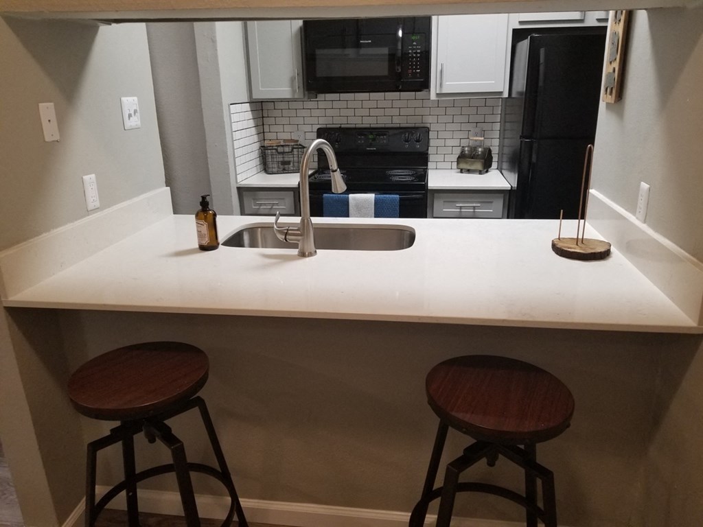 Oakwood Creek Apartments kitchen area with breakfast bar
