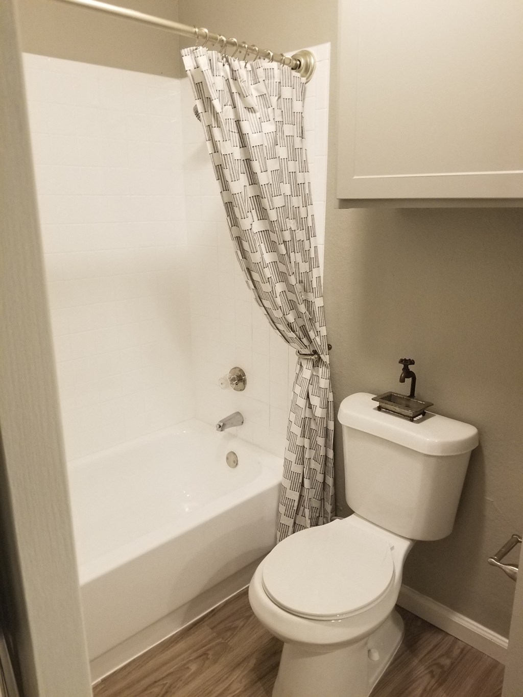 Oakwood Creek Apartments bathroom toilet with tub shower