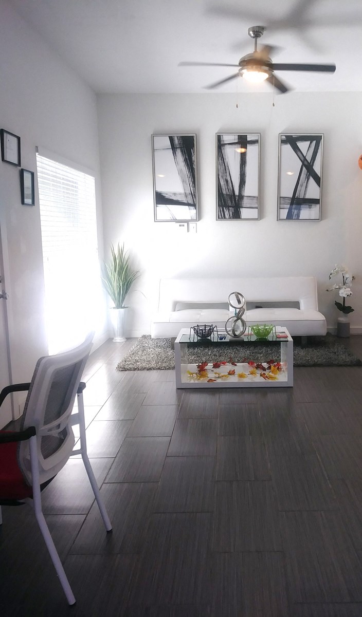 El Castillo Apartments lounge