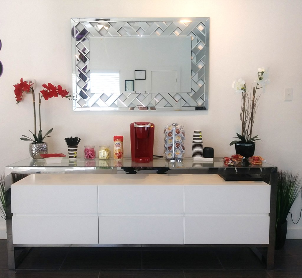 El Castillo Apartments lounge