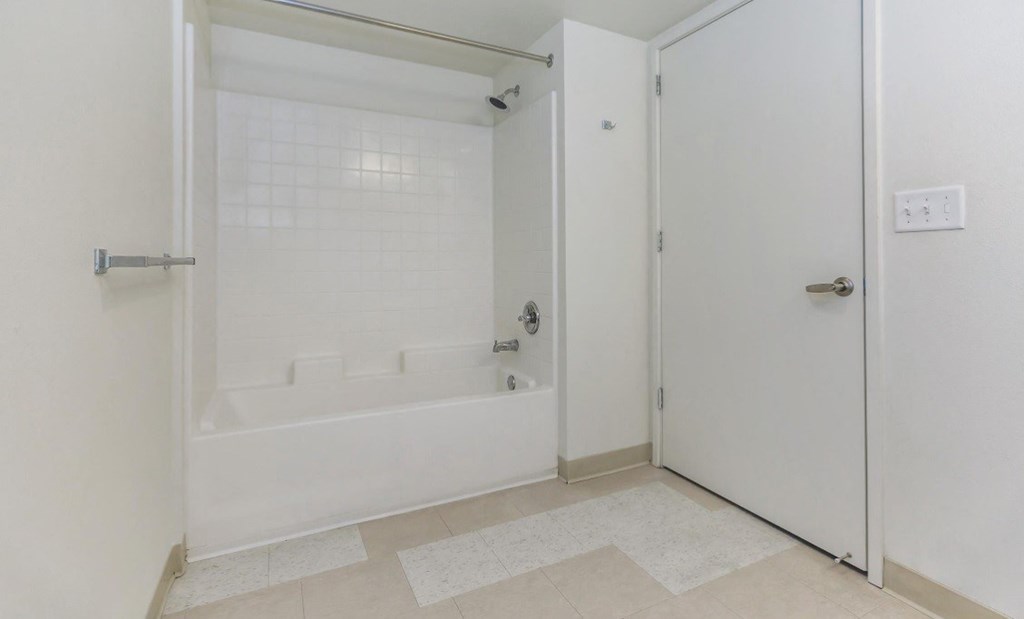 Pacific Pointe bathroom