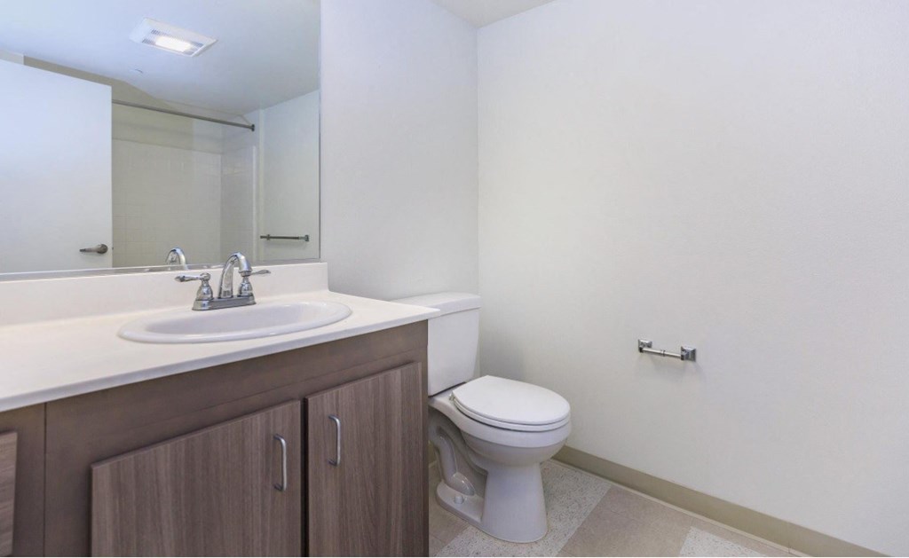 Pacific Pointe bathroom