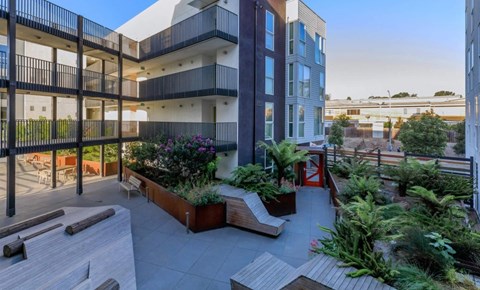 Pacific Pointe courtyard
