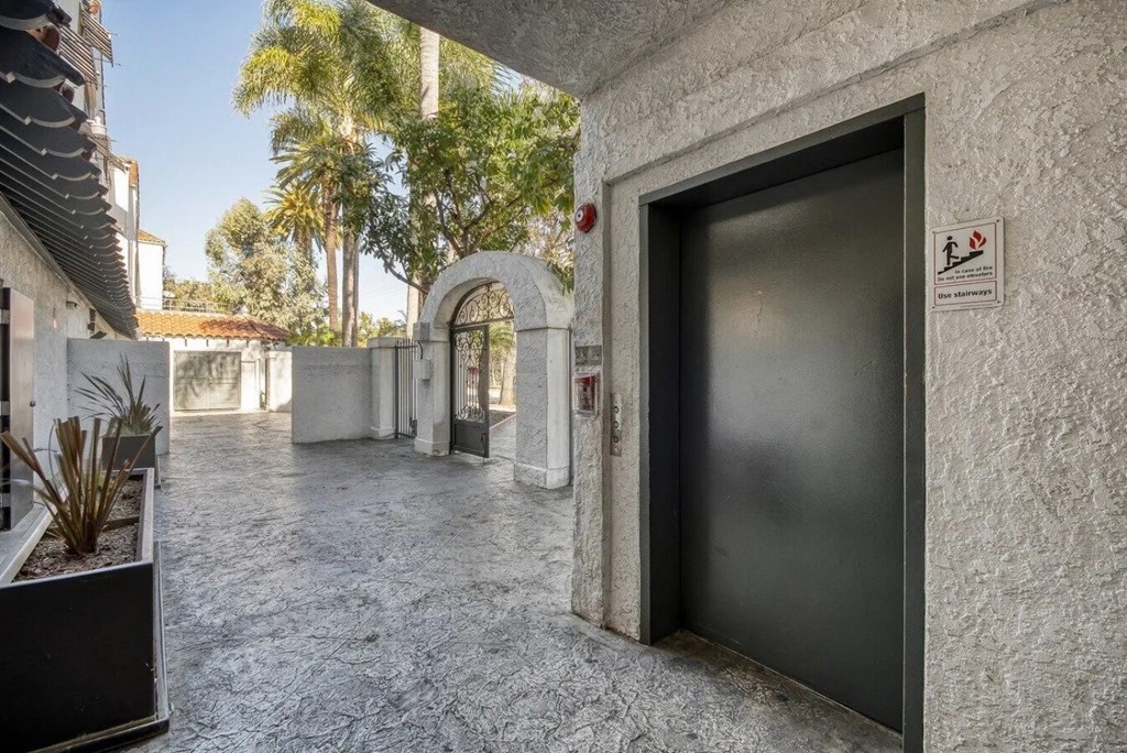 park city view outside elevator