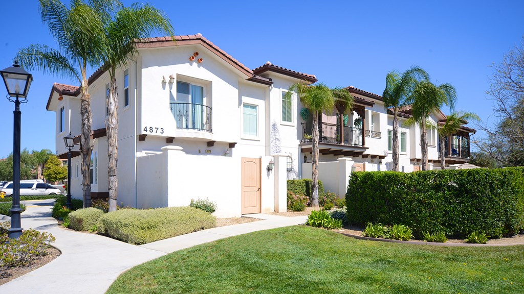 Parkside Villas exterior building and lawn