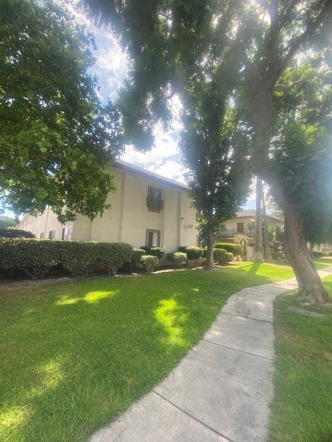 a sidewalk in front of a building