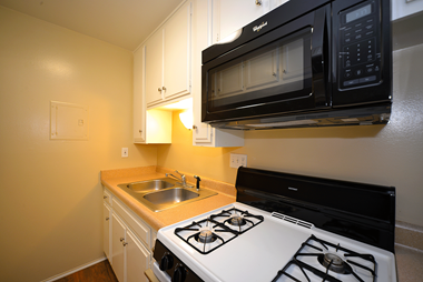 Ponderosa Apartments kitchen stove