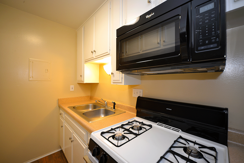 Ponderosa Apartments kitchen stove - Photo Gallery 1