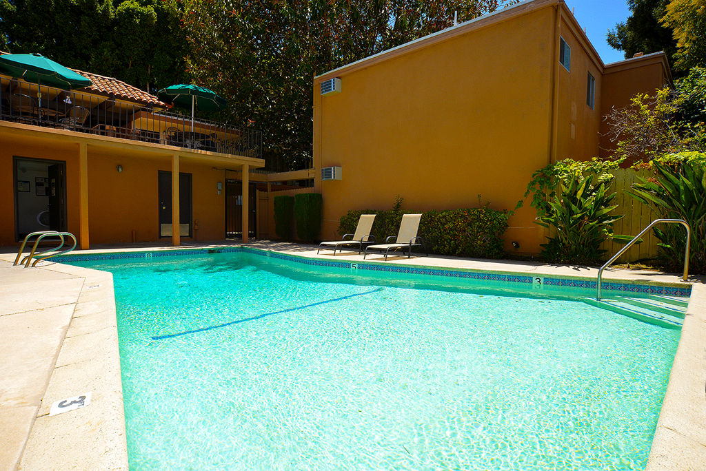 Ponderosa Apartments pool