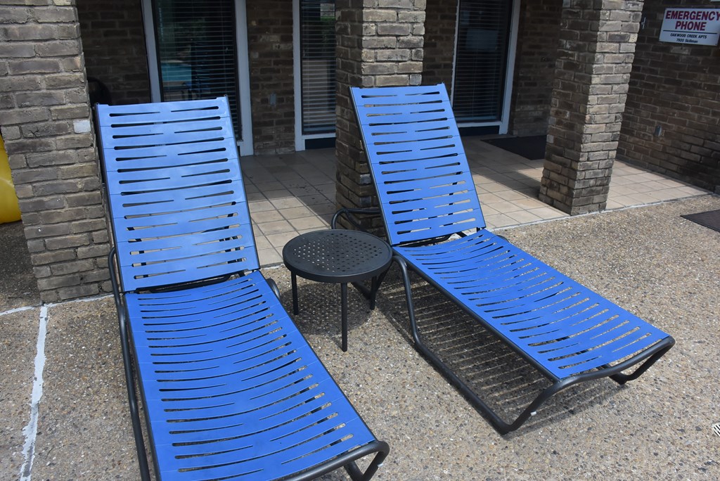 Oakwood Creek Apartments pool lounge chairs