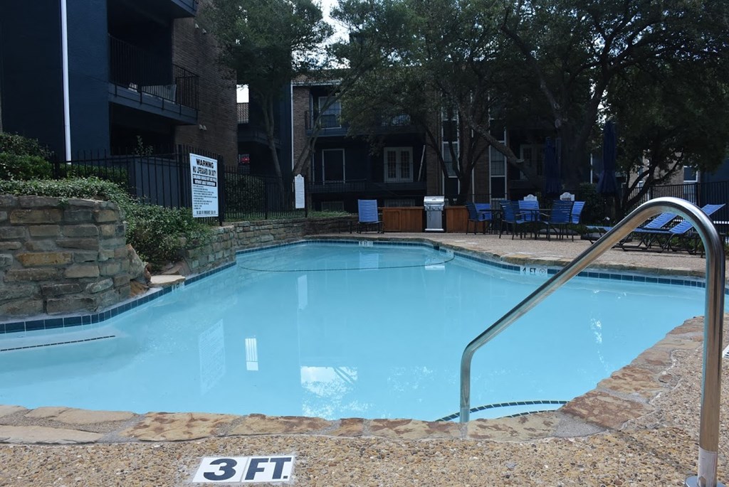 Oakwood Creek Apartments pool