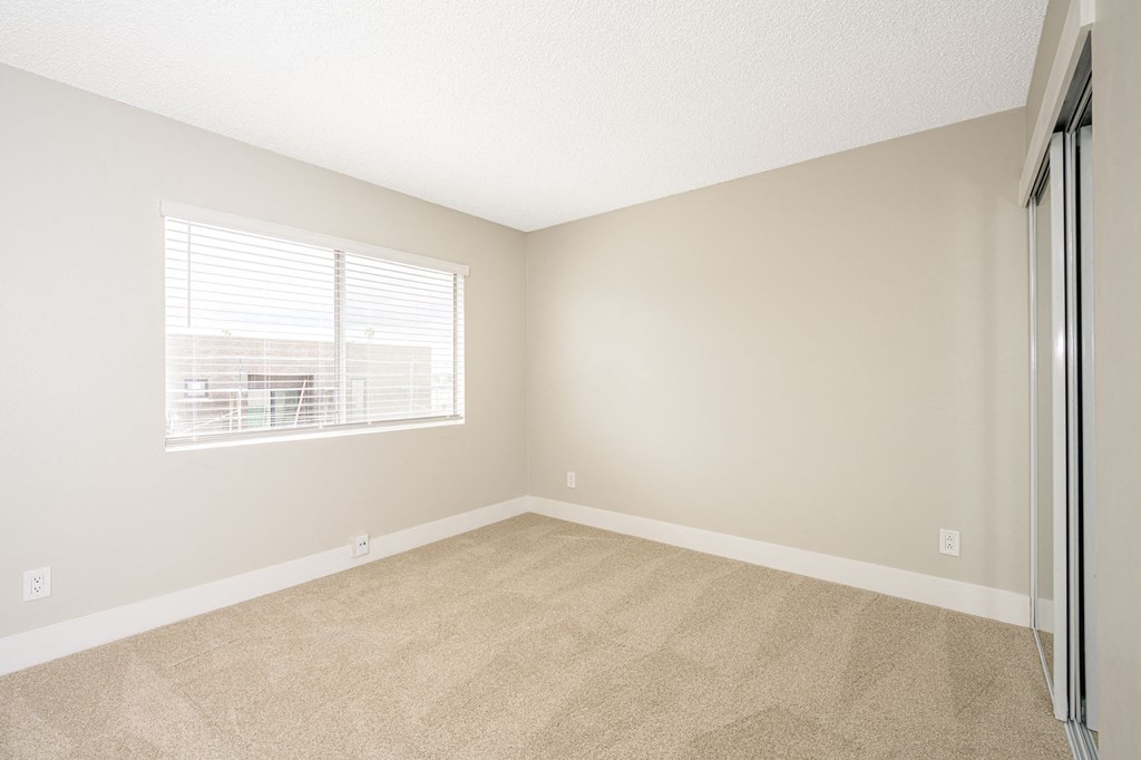 535 N. Hobart Apartments bedroom with mirror doored closet