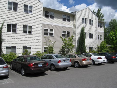 Riverside Landing Front of Building and Parking Lot