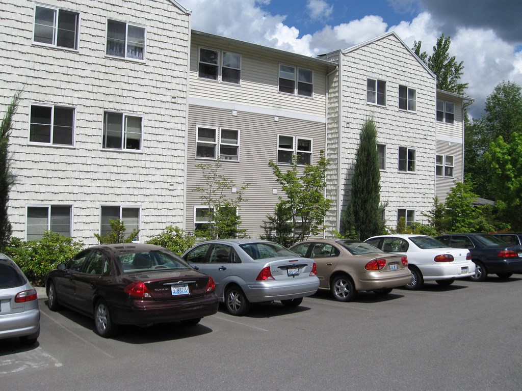Riverside Landing Front of Building and Parking Lot Riverside Landing Front of Building and Parking Lot