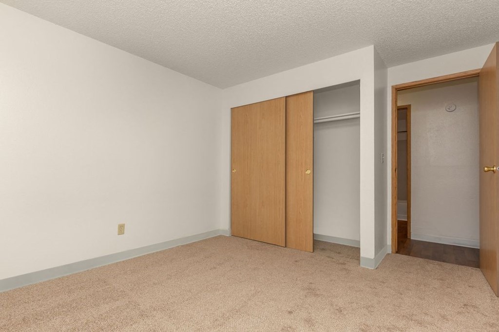 Silver Shadow Apartments bedroom with closet