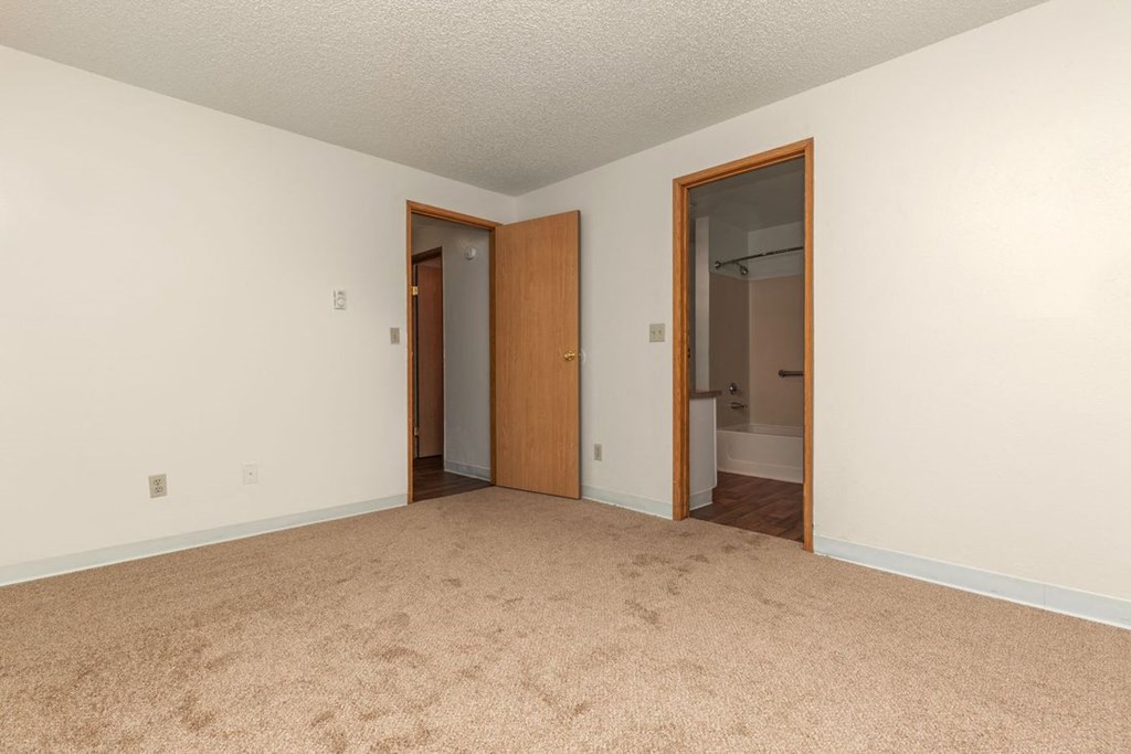 Silver Shadow Apartments master bedroom with bathroom