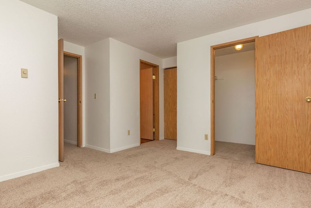 Silver Shadow Apartments bedroom with closet